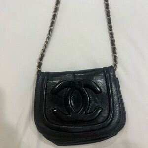 CHANEL Vintage Black leather shoulder bag with chain